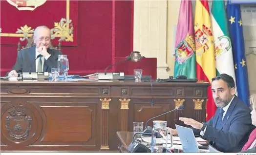  ?? JAVIER ALBIÑANA ?? El alcalde de Málaga, Francisco de la Torre, al fondo, observa a Dani Pérez, portavoz del PSOE.