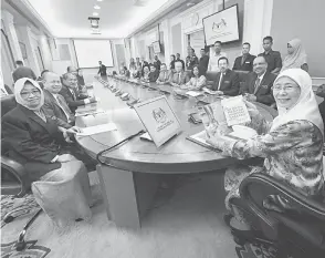  ?? — Gambar Bernama ?? BERSEMANGA­T: Wan Azizah hadir taklimat oleh Ketua Setiausaha Negara, Tan Sri Dr Ali Hamsa (dua kanan) ketika memulakan tugas pada hari pertama di Pejabat Timbalan Perdana Menteri, Bangunan Perdana Putra, dekat Putraya, semalam.
