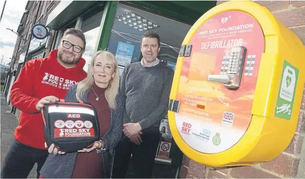  ?? ?? Red Sky Foundation founder Sergio Petrucci with Sunderland city councillor­s Kelly Chequer and Kevin Johnston.