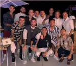  ?? ?? Serata argentina Tanti volti noti del calcio argentino alla festa per i 35 anni di Messi a Ibiza, venerdì scorso: oltre a Di Maria (abbracciat­o alla Pulce), da sinistra Pastore, Otamendi, Angel Correa, Lo Celso, De Paul, Joaquin Correa, Paredes, Molina, Lautaro, Tagliafico e Papu Gomez