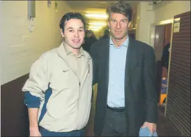  ?? FOTO: E. OMEDES ?? Iniesta, con su ídolo Laudrup en una imagen en el Camp Nou en el año 2004