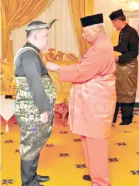  ??  ?? NASSER mendapat anugerah DIMP dengan gelaran Dato dari Sultan Pahang.