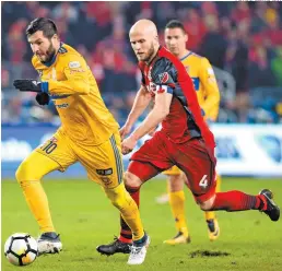  ?? FOTOS: MEXSPORT ?? André-Pierre Gignac elude la marca de Michael Bradley