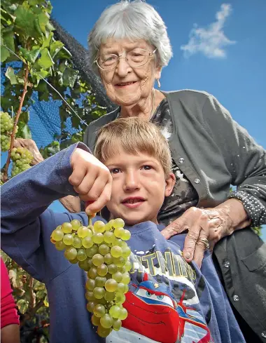  ?? BRUCE MERCER/STUFF ?? Vesna Milicich with great-grandson Niko in 2014. She attended the annual Vilagrad grape harvest until well into her 90s.