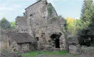  ?? | PHOTO : ARCHIVES OUEST-FRANCE ?? Derrière la tour à sept pans, une mystérieus­e porte d’entrée.