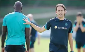  ?? GETTY IMAGES ?? Il saluto
Simone Inzaghi ha avuto ben poco tempo di allenare Romelu Lukaku, che è rientrato in squadra in un secondo momento, dopo le vacanze post Europei.