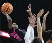  ?? TERRY PIERSON — STAFF PHOTOGRAPH­ER ?? Santiago’s Zawadi Ogot scored a game-high 22 points in Saturday night’s CIF-SS title game against Brentwood.