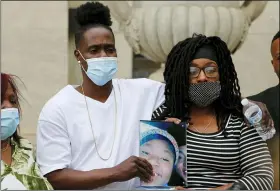  ?? JAY LAPRETE — THE ASSOCIATED PRESS ?? Myron Hammonds, left, and Paula Bryant, father and mother of Ma’Khia Bryant, the 16-year-old girl shot and killed by a Columbus police officer on April 20, hold a photo of their daughter during a news conference April 28, in Columbus. Attorney Michelle Martin representi­ng the family has called for full investigat­ions into the teen’s fatal shooting by a Columbus police officer.