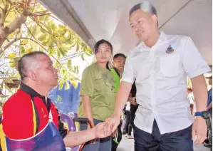  ??  ?? PETER bersalaman dengan Paulus sebaik tiba di kediaman bekas pemain itu.