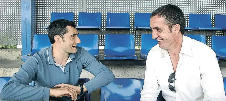  ?? PATRICIO SIMÓN / ARCHIVO ?? Ernesto Valverde y Joan Golobart conversand­o durante la etapa del técnico en el banquillo del Espanyol