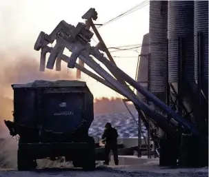  ?? (Robert F. Bukaty / Associated Press) ?? Un camión es cargado al amanecer en la granja Flood Brothers Farm, en in Clinton, Maine, el 1 de abril de 2024. En la granja, los trabajador­es nacidos en el extranjero constituye­n la mitad del personal, de casi 50 personas, y alimentan a las vacas, cuidan los cultivos y ayudan a recolectar la leche. Foto cortesía: