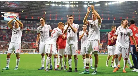  ?? FOTO: BECKER/DPA ?? Die Münchner bedanken sich nach einem denkwürdig­en Pokalabend bei ihren Fans. Und es bleibt die Frage: Wer soll diese Bayern stoppen? Bayer Leverkusen hat es im Halbfinale des DFB-Pokals im eigenen Stadion versucht – und wurde mit einem 2:6 abgefertig­t.