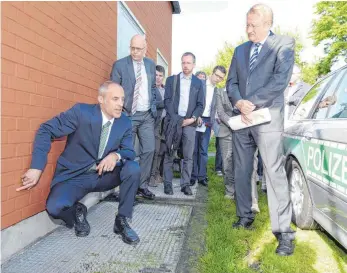  ?? FOTO: DPA ?? Wolfgang Drexler (rechts) bei einem Ortstermin auf der Heilbronne­r Theresienw­iese. Dort starb 2007 die Polizistin Michèle Kiesewette­r.