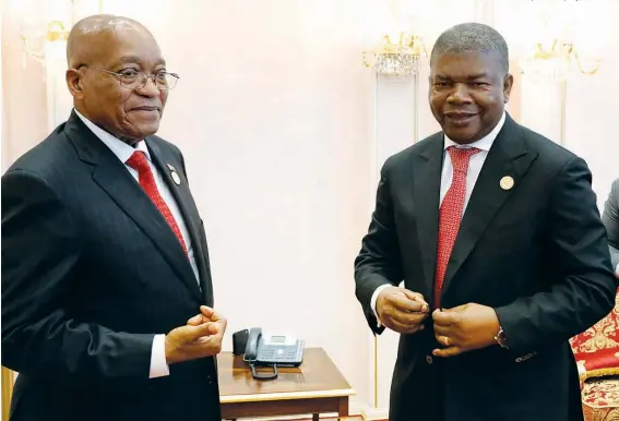  ?? DOMBELE BERNARDO|MBAMBANE|EDIÇÕES NOVEMBRO ?? Ministro da Defesa João Lourenço com o Presidente da África do Sul Jacob Zuma num encontro privado à margem da cimeira extraordin­ária da SADC em Mbambane