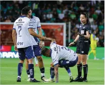  ?? ?? JUGADORES del Puebla después de una derrota en el campeonato.