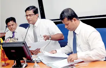  ??  ?? FFSL President Anura de Silva (centre) and Secretary Jaswar Umar (L) were questioned at the COPE - File pic