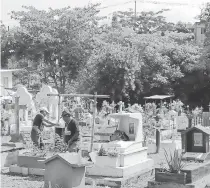  ?? GUADALUPE CASTILLO EL SOL DE CÓRDOBA ?? CÓRDOBA, Ver.- Familias acudieron al cementerio.