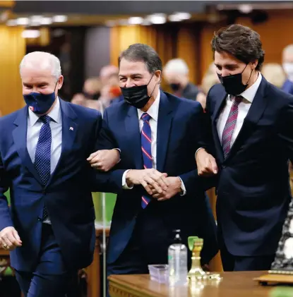  ?? PHOTO REUTERS ?? Le chef de l’opposition et des conservate­urs, Erin O’Toole, et le premier ministre du Canada, Justin Trudeau, ont escorté Anthony Rota élu, encore une fois, président de la Chambre des communes.