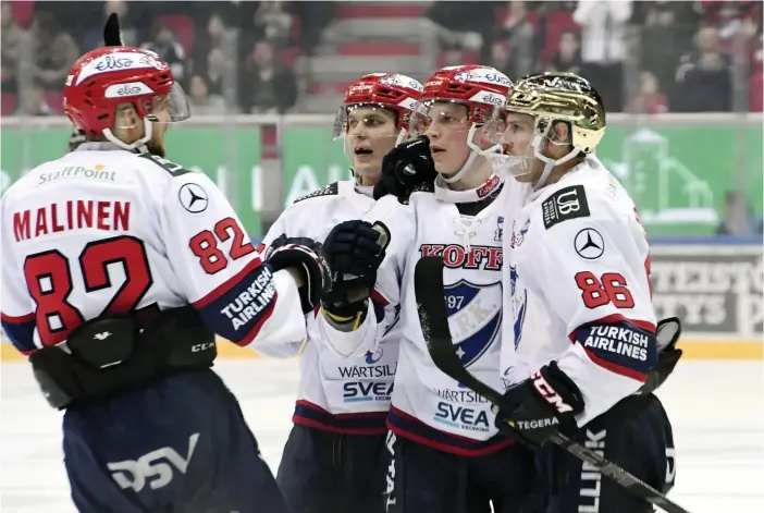  ?? FOTO: LEHTIKUVA/MARKKU ULANDER ?? IFK-spelarna hade orsak att jubla i Åbo.
■