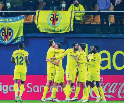  ?? EUROPA PRESS ?? Los futbolista­s del Villarreal celebran uno de los cinco goles que le marcaron al Levante