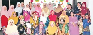  ??  ?? GURU-guru wanita gembira menghadiri majlis makan malam SK Lubok Temiang 2017.
