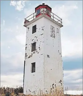  ?? FILe phOtO ?? The Caribou Island lighthouse stands as a single structure now that a lower building has been removed. A community group is working with the federal government, coast guard and municipali­ty in hopes of taking over control of it so that it can be made...