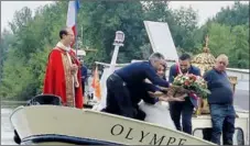  ?? - Crédits : MZ ?? Dépot de la gerbe sur le Tarn en hommage aux marins disparus.