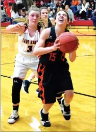  ?? Westside Eagle Observer/MIKE ECKELS ?? After fighting off Pea Ridge’s Kiley West (3), Gravette’s Shylee Morrison (15) lines up a layup inside the lane.