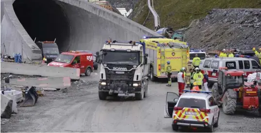  ?? FOTO: TOR INGE JØSSANG ?? Ifølge politiet løsnet skuffen på en gravemaski­n og falt ned på arbeideren i ulykken i Ryfast-tunnelen.