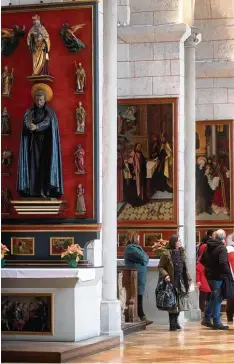  ??  ?? Heimatpfle­ger Peter Fassl rät den Menschen, sich auch mit den Kunstwerke­n in den Kirchen ihrer Region – unser Bild zeigt den Augsburger Dom – zu beschäftig­en, um ihren Wert zu erkennen.