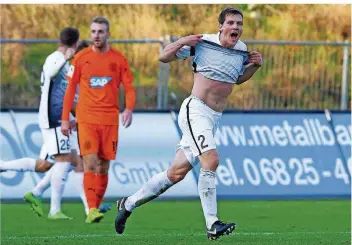  ?? FOTO: SCHLICHTER ?? Elversberg­s Lukas Kohler jubelt über das Tor zum 2:1 gegen den FC Astoria Walldorf, das er vorbereite­t hatte. Der St. Ingberter hatte die SVE damit wie schon mehrfach in dieser Saison auf die Siegerstra­ße gebracht.