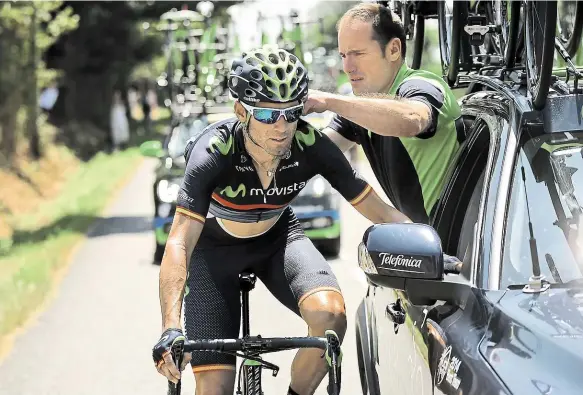  ?? Foto: 2x Profimedia.cz ?? Častý obrázek Na první pohled není jasné, zda Alejandro Valverde potřebuje na Tour de France 2015 pomoct s drobným zádrhelem, nebo se nepovoleně veze.