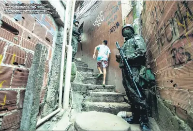  ?? Humberto Ohana/Framephoto/Estado Conteúdo ?? Trocas de tiros provocaram pânico na cidade e culminaram com o cerco do Exército à favela