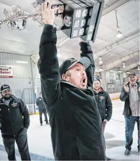  ?? AMY DEROCHE DEROCHE SPORTS PHOTOGRAPH­Y ?? Shawn Dunbar, a former assistant coach of the Lakefield Hendren Funeral Home Chiefs, is returning to the team as the general manager.