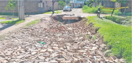  ??  ?? Las calles Tuyutí y Yataity Corá se encuentran en estas condicione­s desde enero de este año tras un temporal.