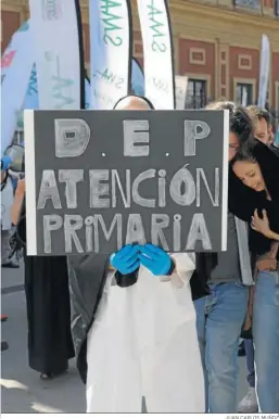  ?? JUAN CARLOS MUÑOZ ?? Protesta convocada por el Sindicato Médico Andaluz en Palacio de San Telmo.