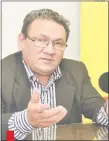  ??  ?? Reinaldo León, secretario general del Sindicato de Trabajador­es de la Itaipú Binacional (Steibi).