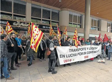  ?? J. M. MARCO ?? Concentrac­ión ayer ante el SAMA de trabajador­es del transporte de mercancías en Zaragoza.