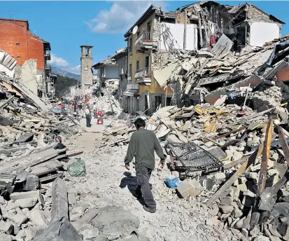  ?? Foto: Reuters / Remo Casilli ?? Das Beben der Stärke 6,2 richtete auch in Pescara del Tronto schwere Verwüstung­en an.