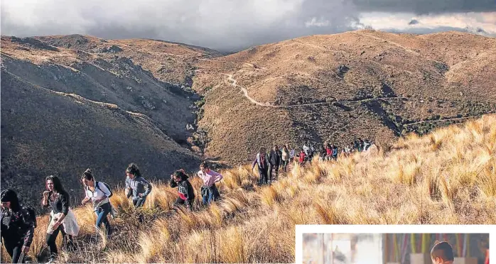  ?? (LA VOZ) ?? Caminata serrana. Turistas ascienden el cerro La Banderita, este invierno en La Falda.