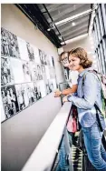  ?? FOTO: A. BRETZ ?? Lilly (vorne) und Anina besuchten den Erinnerung­sort.