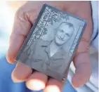  ?? MIKE DE SISTI / MILWAUKEE JOURNAL SENTINEL ?? Lee Roy Wagner holds a photo of himself as an Army supply sergeant at Fort Dix, N.J., in the 1950s.