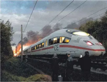  ?? FOTO: DPA ?? ICE-Brand am 12. Oktober in der Nähe von Montabaur: Das Unglück hatte eine tagelange Sperrung der Schnellfah­rstrecke Köln-Frankfurt zur Folge, was laut Bahn die Pünktlichk­eitswerte im gesamten Netz sinken ließ.