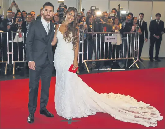  ?? FOTO: PEP MORATA ?? Los protagonis­tas, en la alfombra roja Leo y Antonela, vestida de Rosa Clará, posan ante los numerosísi­mos medios de comunicaci­ón tras su enlace