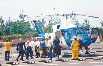  ??  ?? El munícipe michoacano y su escolta fueron trasladado­s en helicópter­o a un hospital de Morelia.