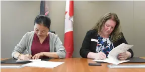  ?? CITIZEN PHOTO BY BRENT BRAATEN ?? Tara Szerencsi, College of New Caledonia vice-president finance and corporate service, right, and Lifang Wu, Zhejiang Australian Internatio­nal Career Centre president, sign a memorandum of understand­ing at CNC’s Prince George campus on Friday. CNC has...
