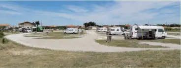  ??  ?? Pour notre lecteur une étape à Montalivet-Plage s’impose. Si l’aire manque un peu d’ombre, elle est très bien située par rapport au village comme à la plage.