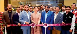  ??  ?? Kareena Kapoor Khan inaugurati­ng Malabar Gold and Diamonds outlet in Bur Dubai in the presence of MP Ahammed, KP Abdul Salam, Shamlal Ahamed, Asher O and the management team members.