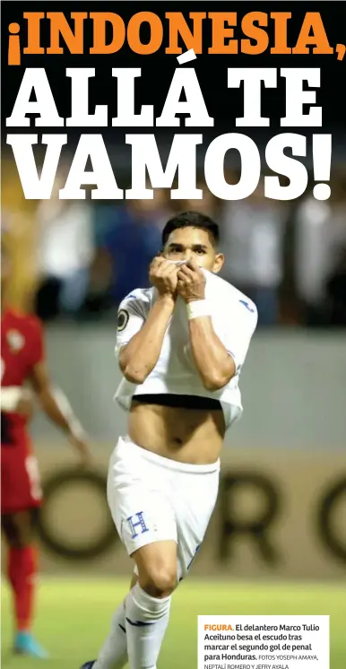  ?? FOTOS YOSEPH AMAYA, NEPTALÍ ROMERO Y JEFRY AYALA ?? FIGURA. El delantero Marco Tulio Aceituno besa el escudo tras marcar el segundo gol de penal para Honduras.