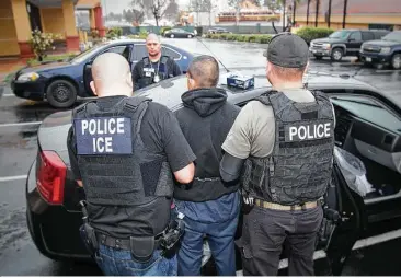  ?? Charles Reed / AP ?? Un hombre es detenido por agentes del servicio de inmigració­n en Los Ángeles el 7 de febrero de 2017. En los últimos días hubo un aumento en la detención de inmigrante­s sin permiso de residencia en todo el país.